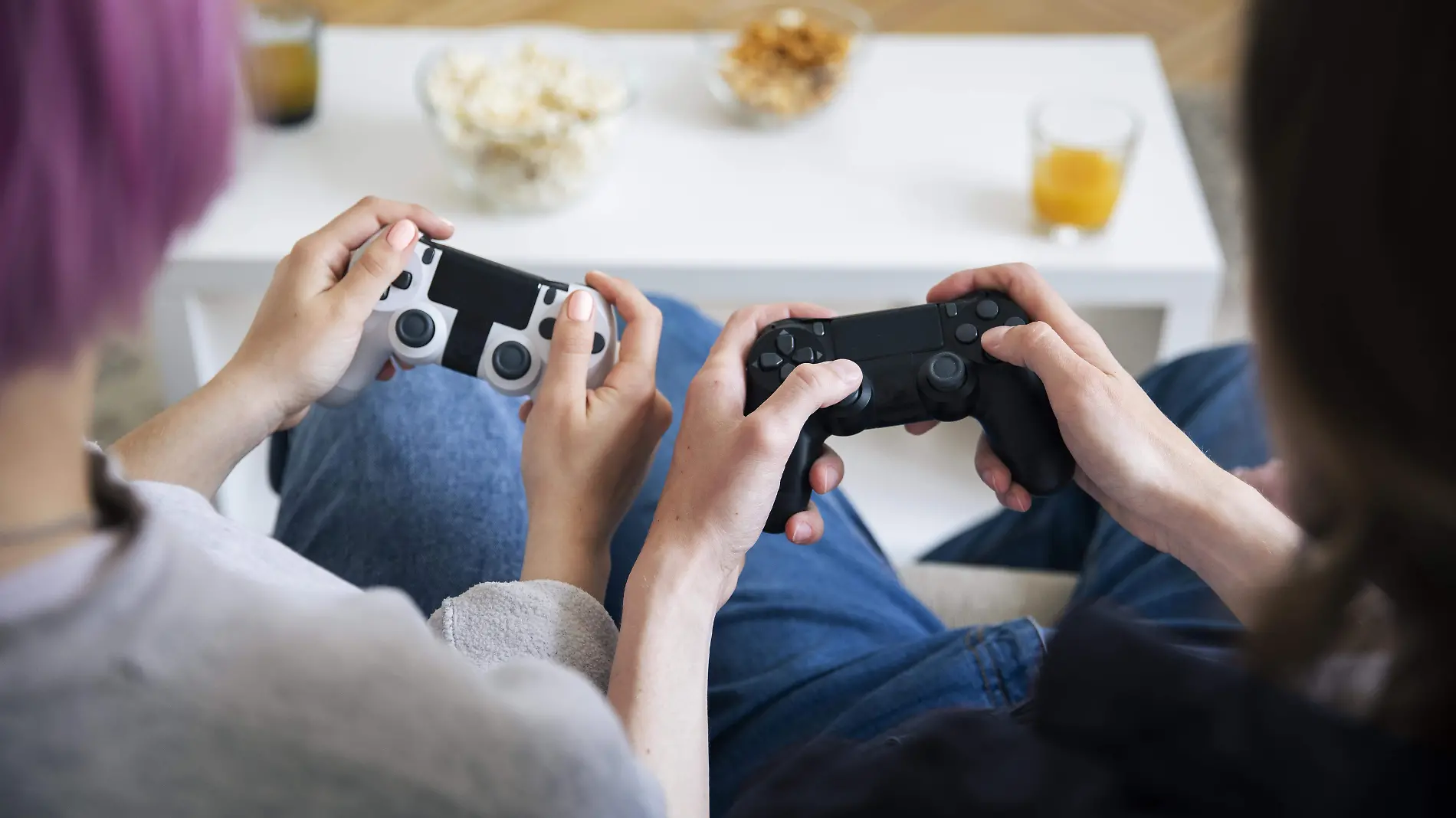 young-couple-playing-video-game-indoors (1)